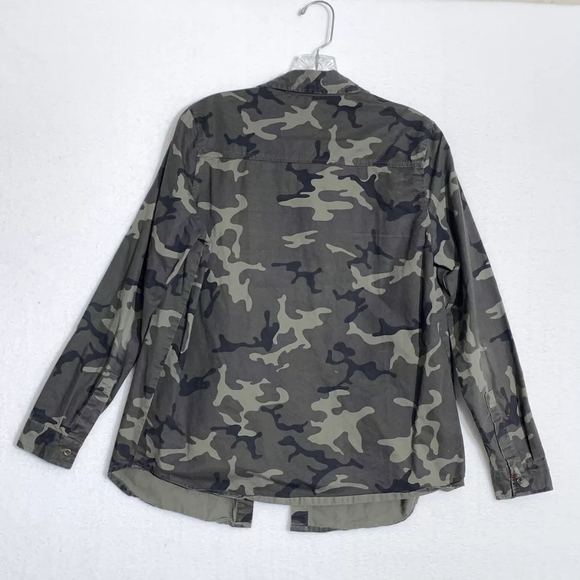 Women’s Size large Forever 21 Army Green Camo Shirt Jacket Patches Button Up - Picture 2 of 6